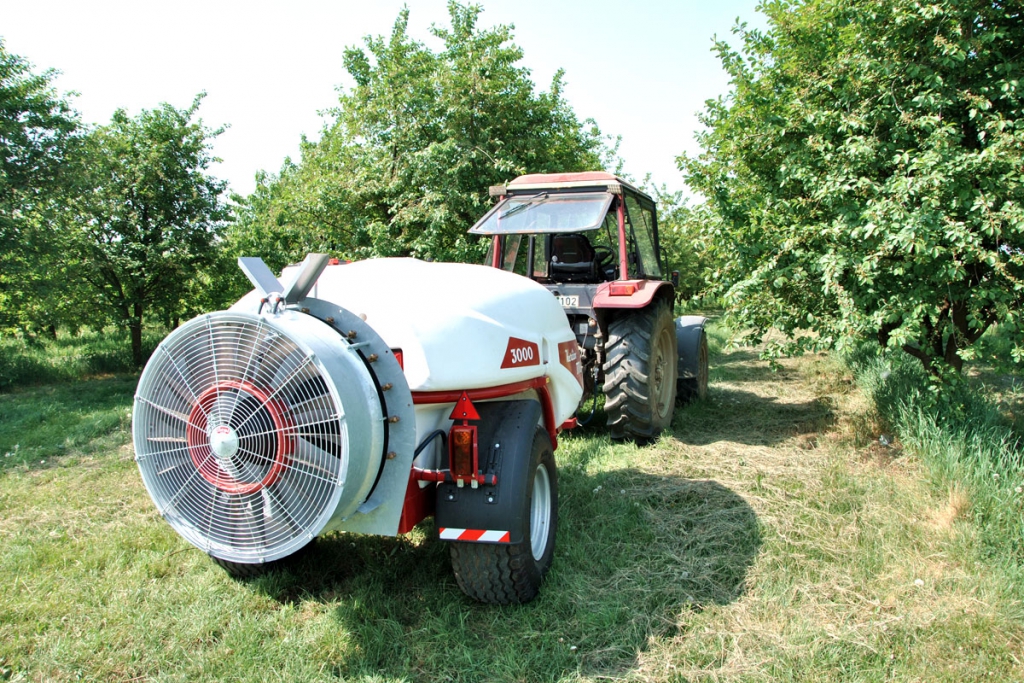 Prec&iacute;zi&oacute;s KERTITOX permetezőg&eacute;pek a Pap-Agro Kft. k&iacute;n&aacute;lat&aacute;ban 