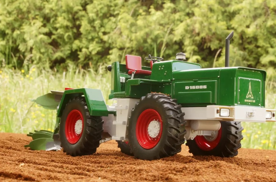 A retr&oacute; Deutz nagytraktor hangj&aacute;ba azonnal bele lehet szeretni 