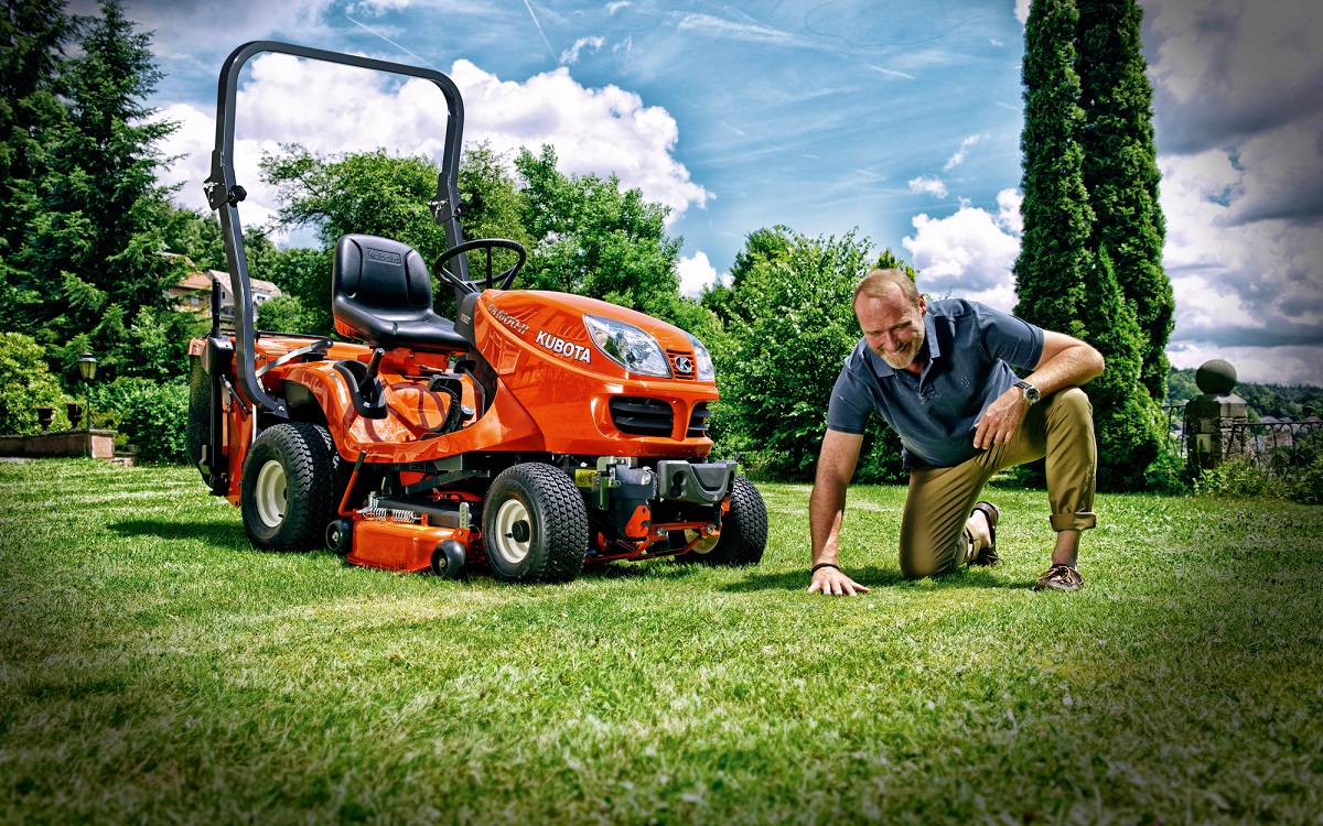 Fűny&iacute;r&aacute;s mesterfokon, ak&aacute;r otthon is a KUBOTA-val.