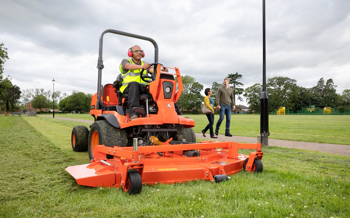 Fűny&iacute;r&aacute;s mesterfokon, ak&aacute;r otthon is a KUBOTA-val.