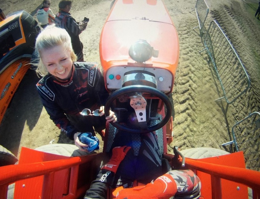 Vesz&eacute;lyes vad&aacute;llattal j&aacute;tszadozik a b&aacute;jos szőke holland l&aacute;ny