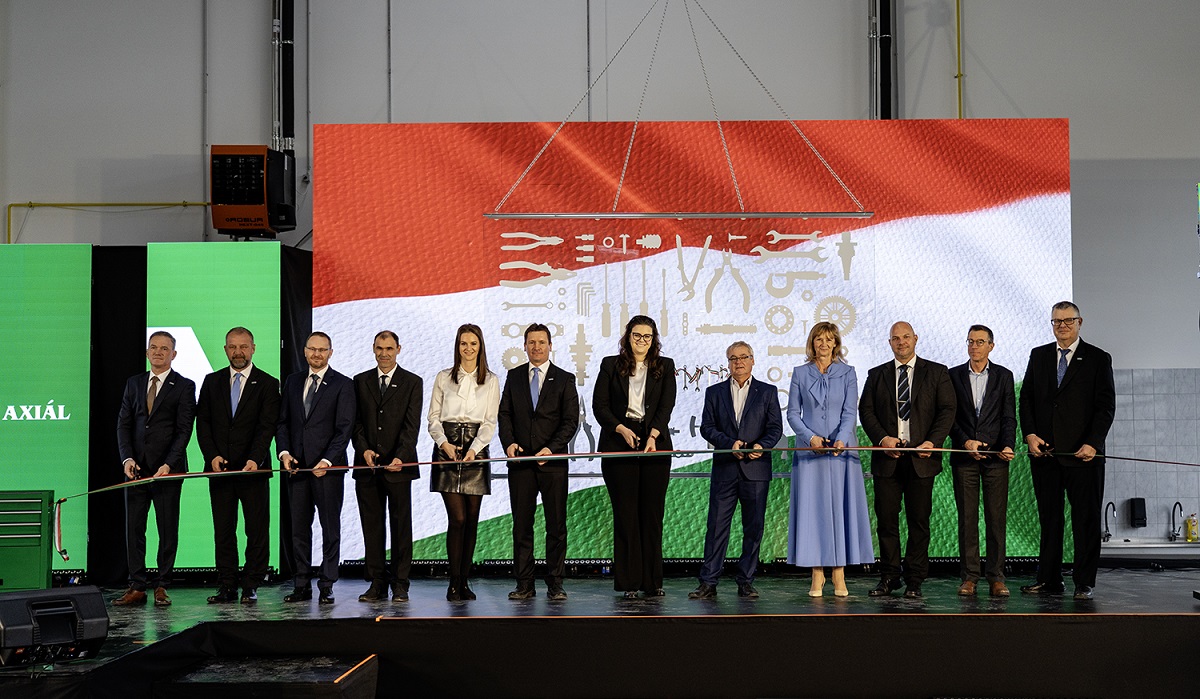 &Uacute;j t&aacute;vlatok a gazd&aacute;lkod&oacute;k előtt &ndash; H&aacute;rom nagyg&eacute;pjav&iacute;t&oacute; műhelyt is avatott a napokban az AXI&Aacute;L