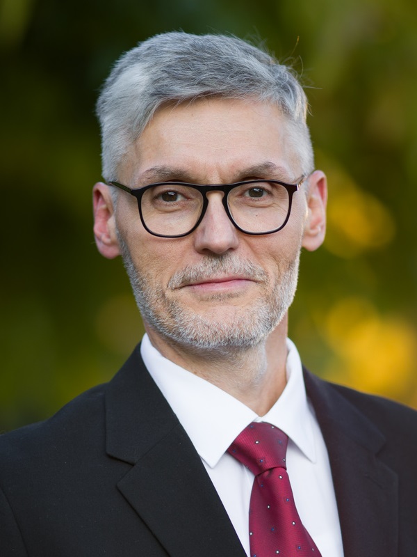 Ki mint vet&hellip;   Az &aacute;gazat helyzete &eacute;s kil&aacute;t&aacute;sai