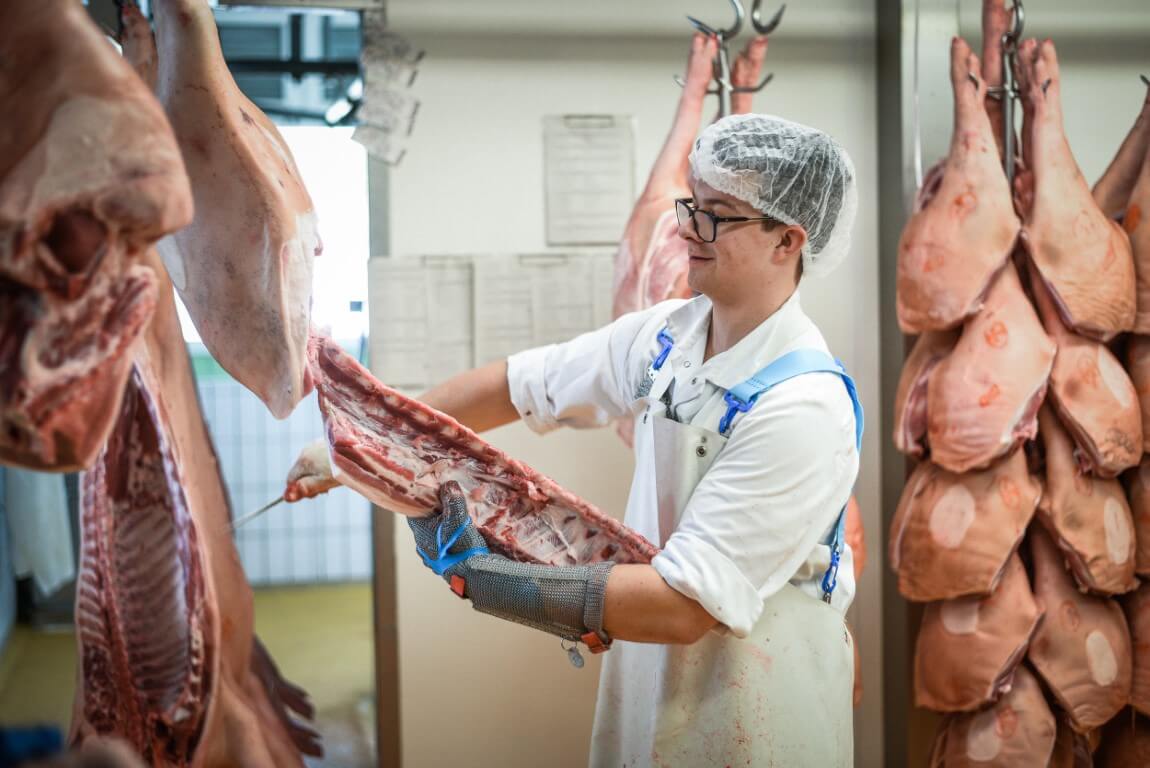 Az &uuml;vegfalon t&uacute;l  &ndash; Kl&iacute;masemleges &eacute;s &aacute;llatbar&aacute;t biov&aacute;g&oacute;h&iacute;d uni&oacute;s forr&aacute;sb&oacute;l