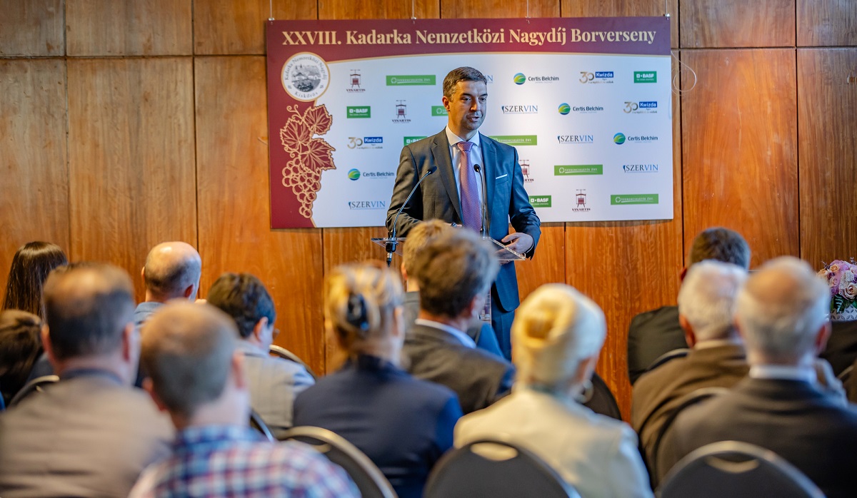  G&eacute;p- &eacute;s technol&oacute;gia beszerz&eacute;si t&aacute;mogat&aacute;s ny&iacute;lik a bor&aacute;szok sz&aacute;m&aacute;ra