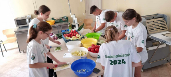 Nagy sikere volt a &bdquo;Szakmak&oacute;stol&oacute;&rdquo; p&aacute;lyaorient&aacute;ci&oacute;s programheteknek