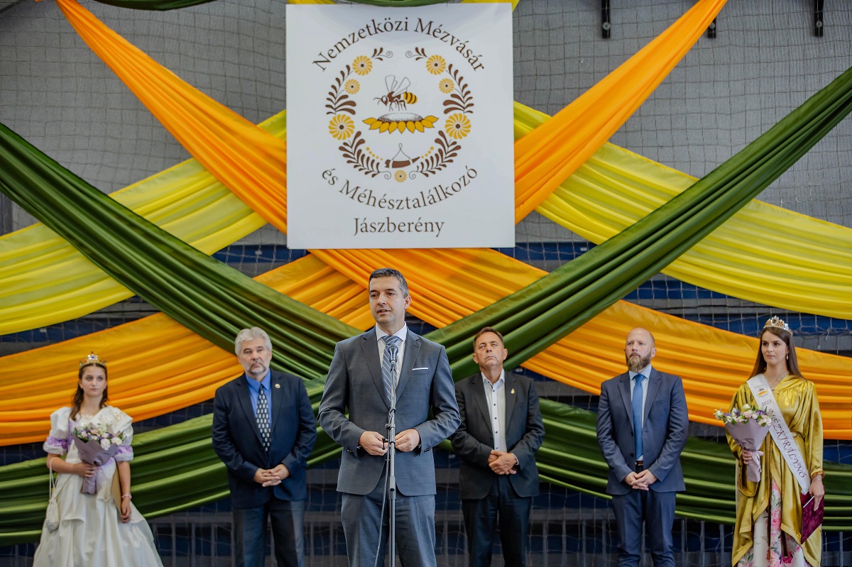 Tisztess&eacute;ges versenyfelt&eacute;telek&eacute;rt k&uuml;zd&uuml;nk uni&oacute;s szinten a magyar m&eacute;h&eacute;szek sz&aacute;m&aacute;ra