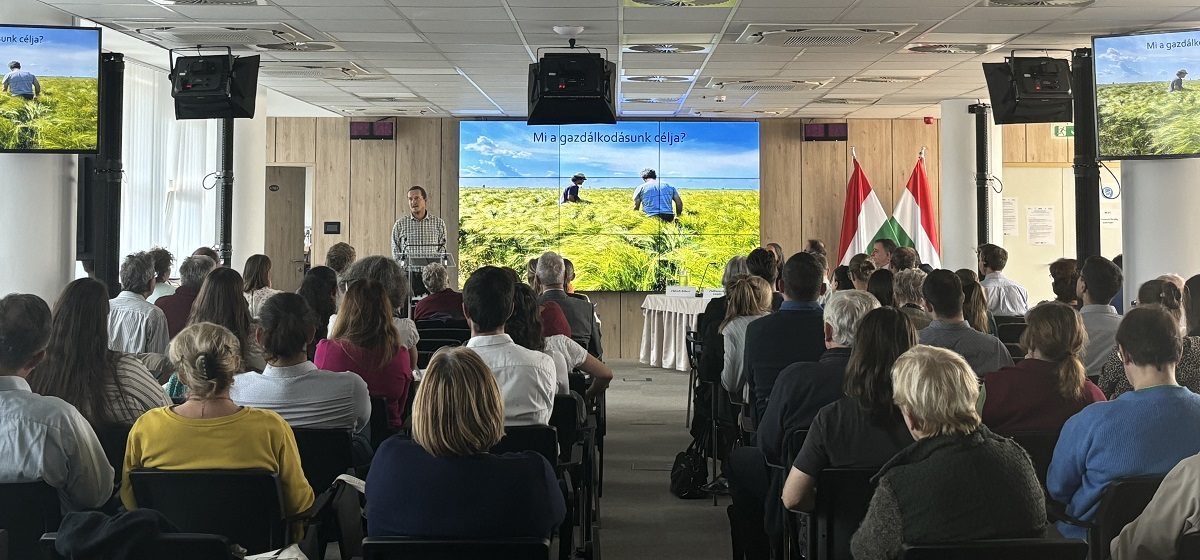 A vel&uuml;nk &eacute;lő XX. sz&aacute;zad &ndash; Konferencia a n&ouml;v&eacute;nyv&eacute;dőszer-f&uuml;ggős&eacute;g cs&ouml;kkent&eacute;s&eacute;nek sz&uuml;ks&eacute;g&eacute;ről, lehetős&eacute;geiről