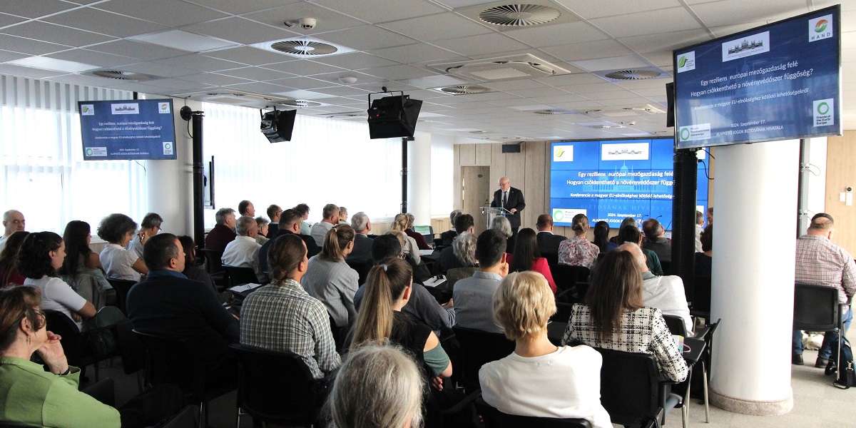A vel&uuml;nk &eacute;lő XX. sz&aacute;zad &ndash; Konferencia a n&ouml;v&eacute;nyv&eacute;dőszer-f&uuml;ggős&eacute;g cs&ouml;kkent&eacute;s&eacute;nek sz&uuml;ks&eacute;g&eacute;ről, lehetős&eacute;geiről