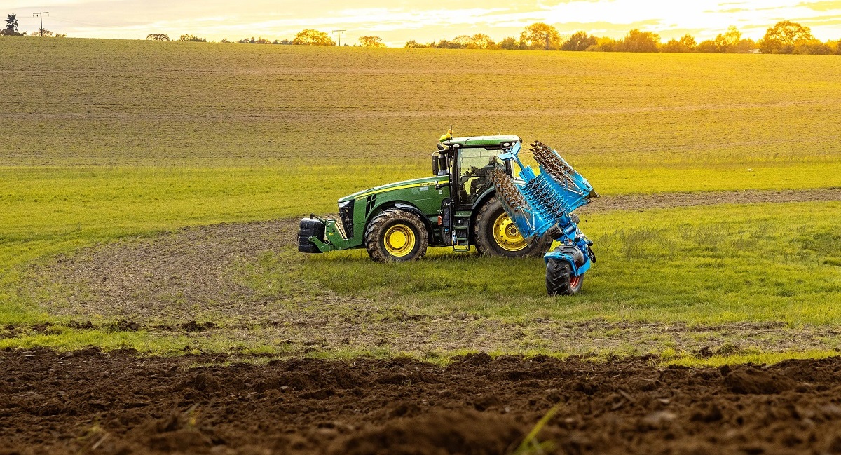 LEMKEN Diamant 18 &minus; f&eacute;ligf&uuml;ggesztett v&aacute;ltvaforgat&oacute; eke profiknak tervezve