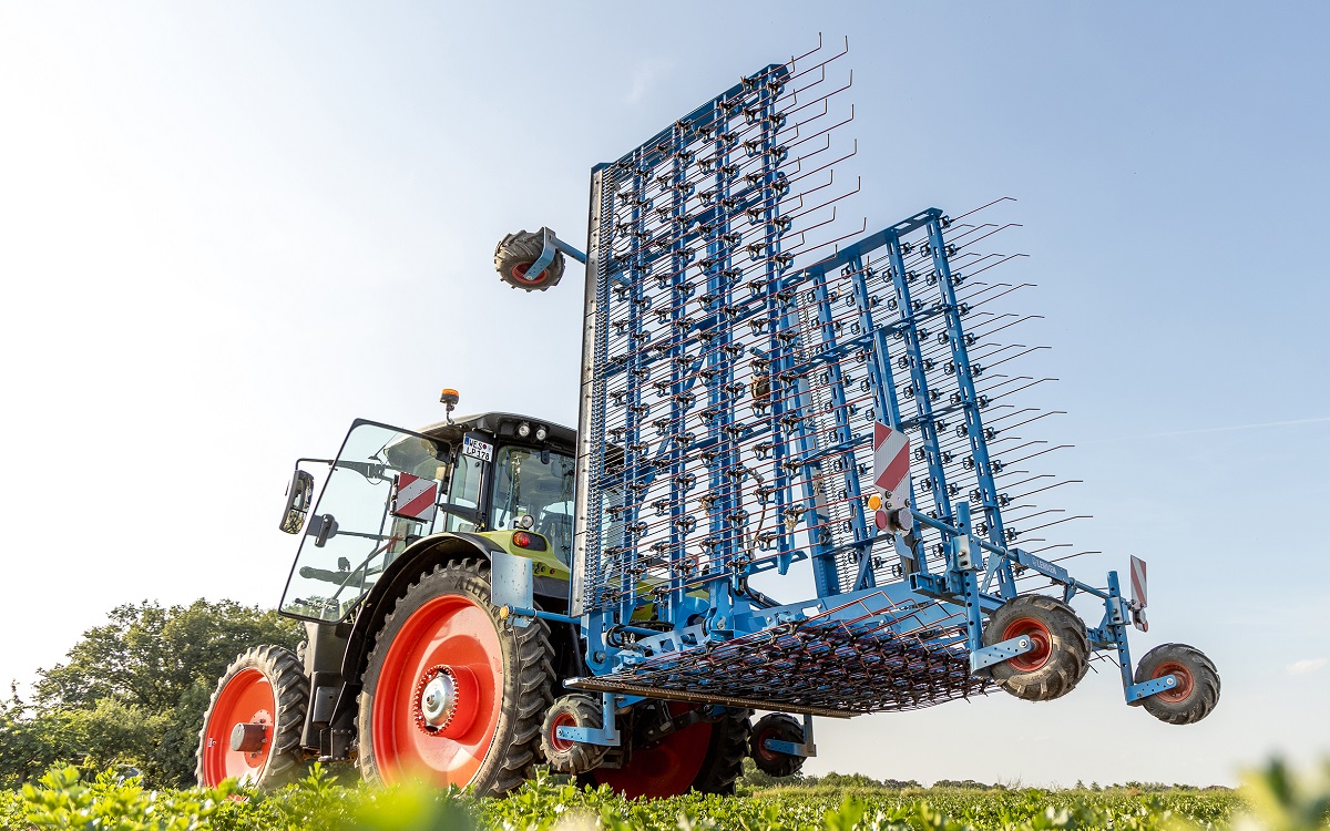 Talajmunka &aacute;llom&aacute;nyban a termeszt&eacute;s hat&eacute;konys&aacute;g&aacute;nak &eacute;rdek&eacute;ben &ndash; A Lemken Thulit MF t&ouml;bb egy gyomf&eacute;sűn&eacute;l