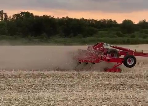 Talajhigi&eacute;nia, asz&aacute;lykezel&eacute;s a HORSCH g&eacute;peivel &ndash; K&uuml;l&ouml;nf&eacute;le talajművel&eacute;si technik&aacute;k &eacute;s eszk&ouml;zeik 