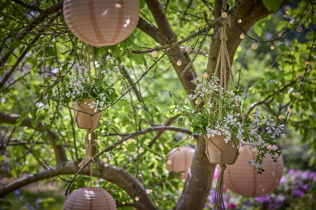 Mes&eacute;be illő kerti rejtekhelyek &ndash; Felt&ouml;ltőd&eacute;s a mened&eacute;ket ny&uacute;jt&oacute; musk&aacute;tli &aacute;rny&eacute;k&aacute;ban
