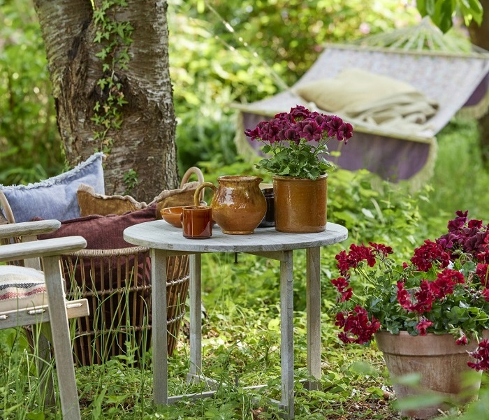 Mes&eacute;be illő kerti rejtekhelyek &ndash; Felt&ouml;ltőd&eacute;s a mened&eacute;ket ny&uacute;jt&oacute; musk&aacute;tli &aacute;rny&eacute;k&aacute;ban