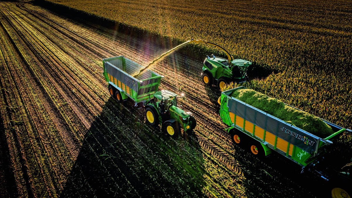 M&eacute;g jobb vezet&eacute;si &eacute;lm&eacute;ny, intuit&iacute;v kezel&eacute;s, m&eacute;g jobb minős&eacute;gű sil&oacute;takarm&aacute;ny &ndash; A John Deere bemutatja az &uacute;j F8 &eacute;s F9 &ouml;nj&aacute;r&oacute; szecsk&aacute;z&oacute;g&eacute;pet