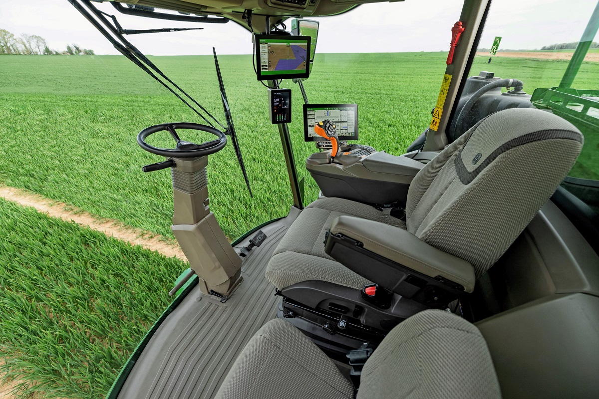 Kivételes kényelem, intuitív irányítás, intelligens permetezés - a John Deere 500R önjáró permetezőgép