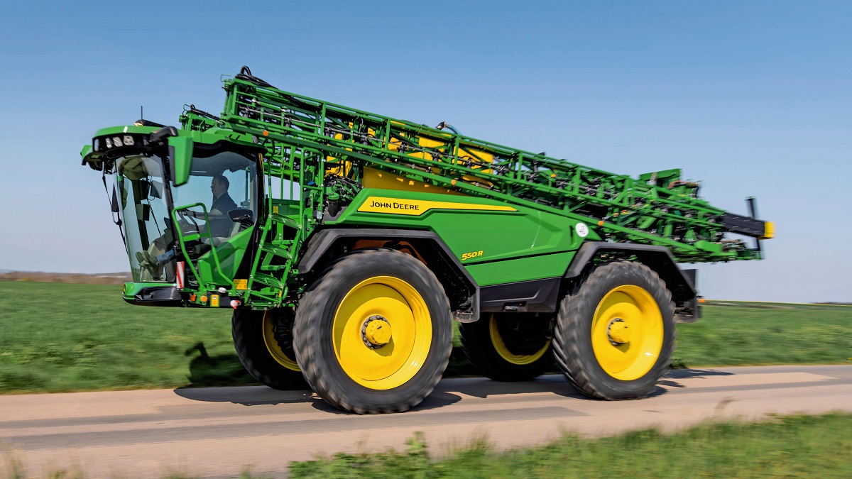 Kivételes kényelem, intuitív irányítás, intelligens permetezés - a John Deere 500R önjáró permetezőgép