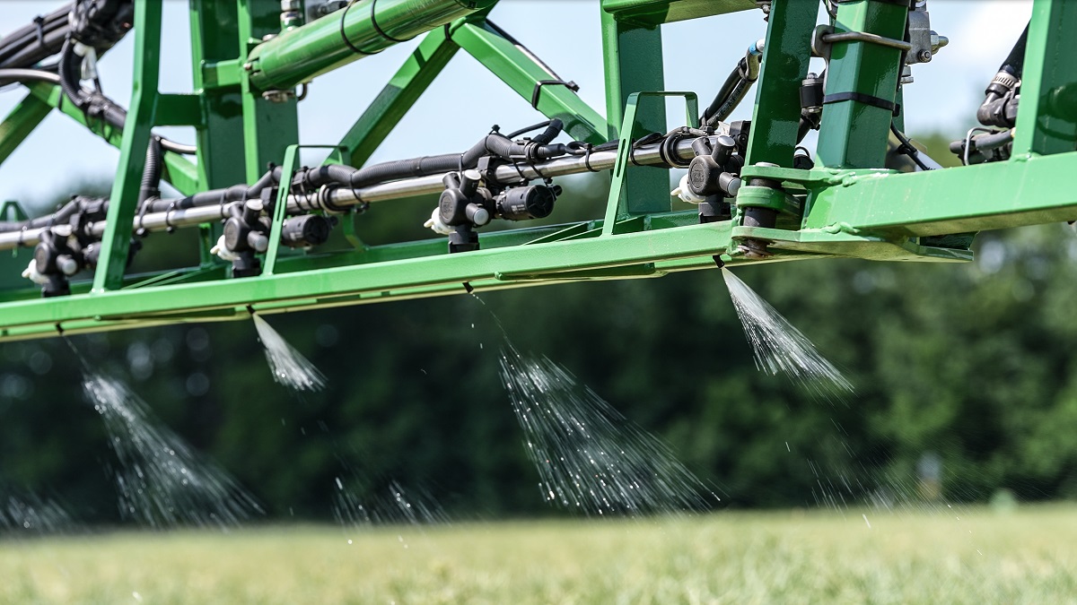Intelligens technológia, elsőosztályú precizitással – John Deere R900-as permetezőcsalád 