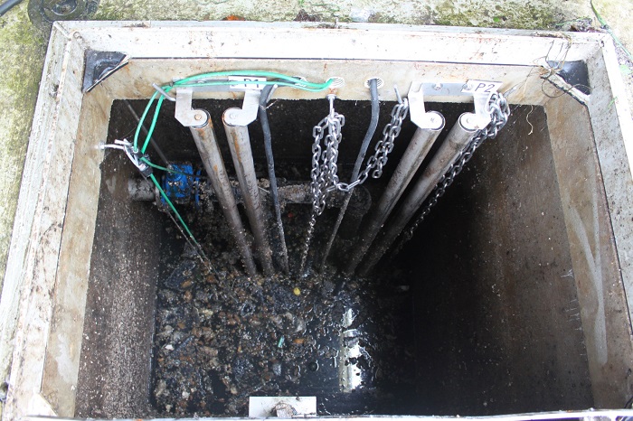 Sokmillió forintos kiadást okoznak a vízműveknek a vécén lehúzott nedves törlőkendők – intelligens szivattyú lehet a megoldás a „zsírszörnyek” elleni harcban