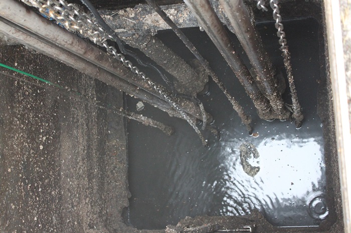 Sokmillió forintos kiadást okoznak a vízműveknek a vécén lehúzott nedves törlőkendők – intelligens szivattyú lehet a megoldás a „zsírszörnyek” elleni harcban