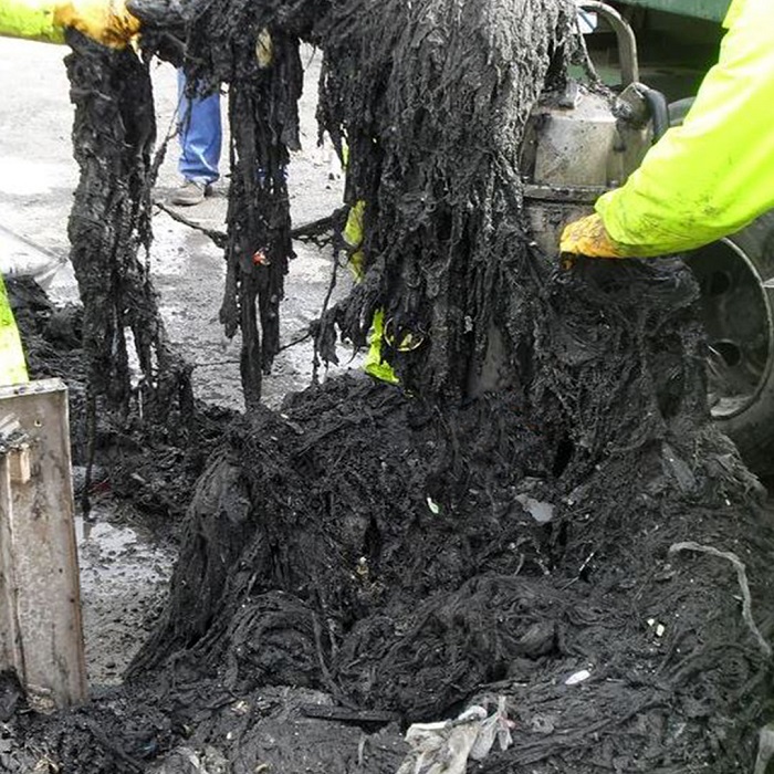 Sokmillió forintos kiadást okoznak a vízműveknek a vécén lehúzott nedves törlőkendők – intelligens szivattyú lehet a megoldás a „zsírszörnyek” elleni harcban