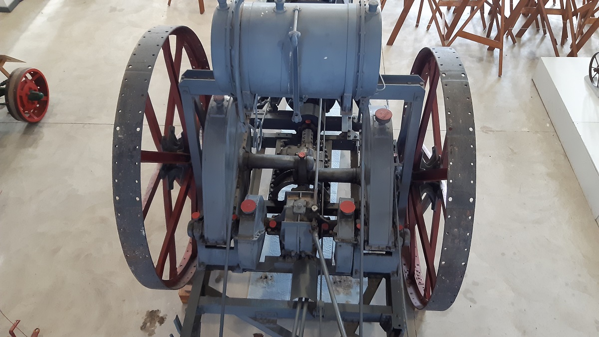 A mezőg&eacute;pek veter&aacute;njai  &ndash; STOCK motoreke  &ndash; Az &ouml;n&aacute;ll&oacute; sz&aacute;nt&oacute;g&eacute;p