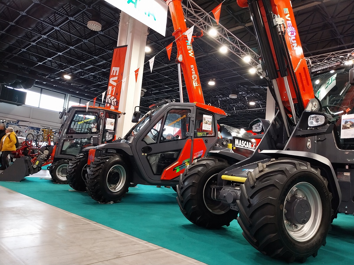  35 &eacute;v, &uacute;j m&aacute;rk&aacute;k a k&iacute;n&aacute;latban: bej&aacute;rtuk a SZEG&Aacute;NA Kft. standj&aacute;t az AGROmash-on 