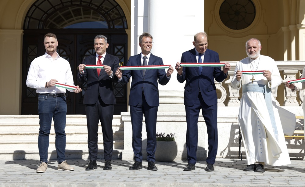 Meg&uacute;jult a Szent Istv&aacute;n Campus k&ouml;zponti &eacute;p&uuml;letegy&uuml;ttese &ndash; &uacute;jabb m&eacute;rf&ouml;ldkőh&ouml;z &eacute;rkezett a fel&uacute;j&iacute;t&aacute;s