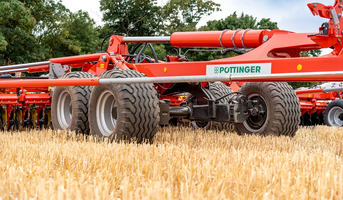 P&ouml;ttinger TERRADISC HT 12000 r&ouml;vidt&aacute;rcsa