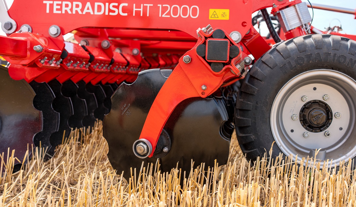 P&ouml;ttinger TERRADISC HT 12000 r&ouml;vidt&aacute;rcsa