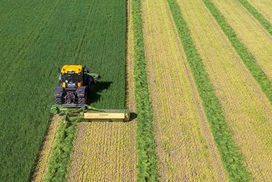 &Uacute;jdons&aacute;g: A KRONE EasyCut R 360 m&aacute;r keresztir&aacute;ny&uacute; adagol&oacute;csig&aacute;val is kaphat&oacute;