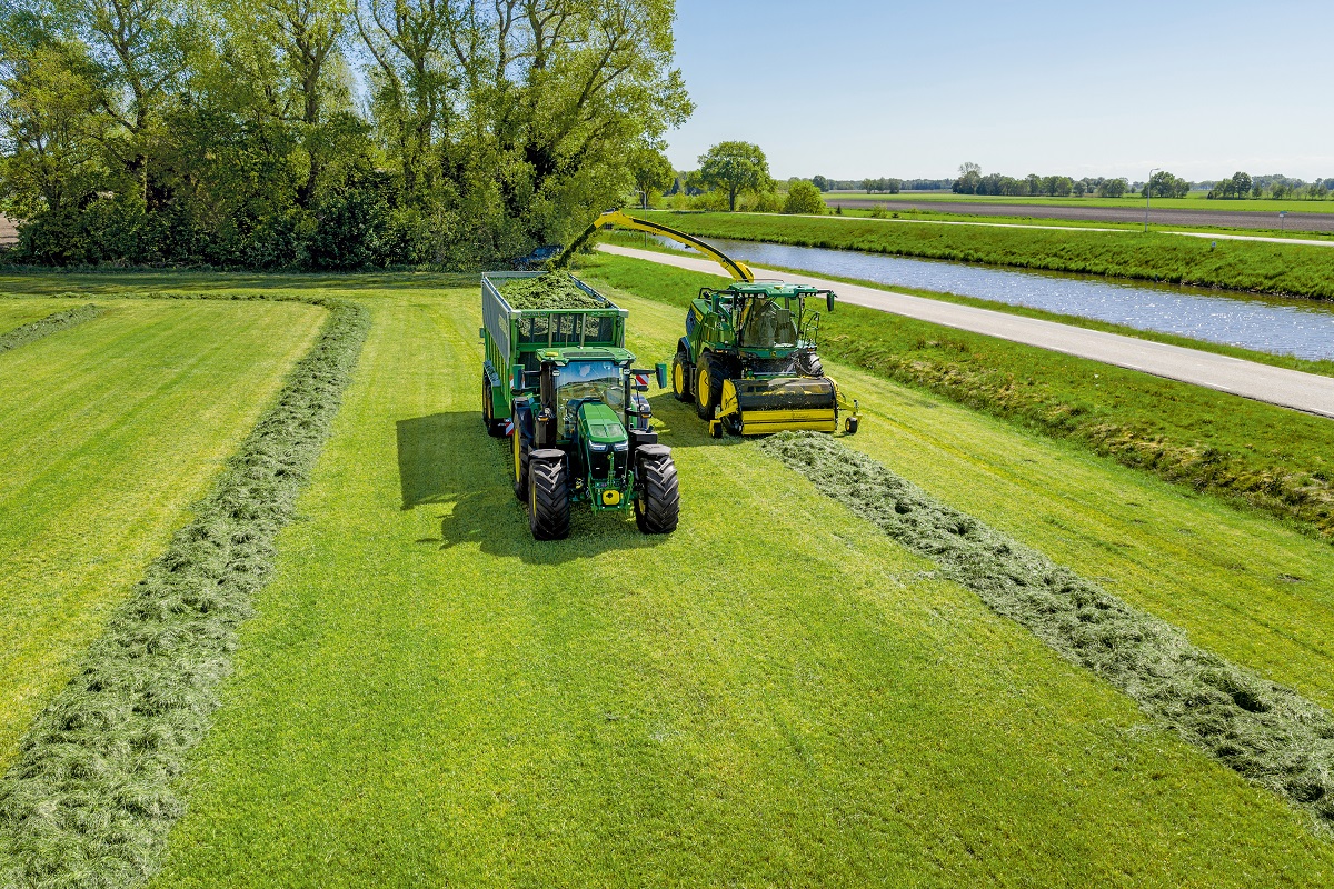 A John Deere meg&uacute;j&iacute;tja &bdquo;L&rdquo; nagy &eacute;s &bdquo;XL&rdquo; extra nagy alv&aacute;zas 6R traktorjait