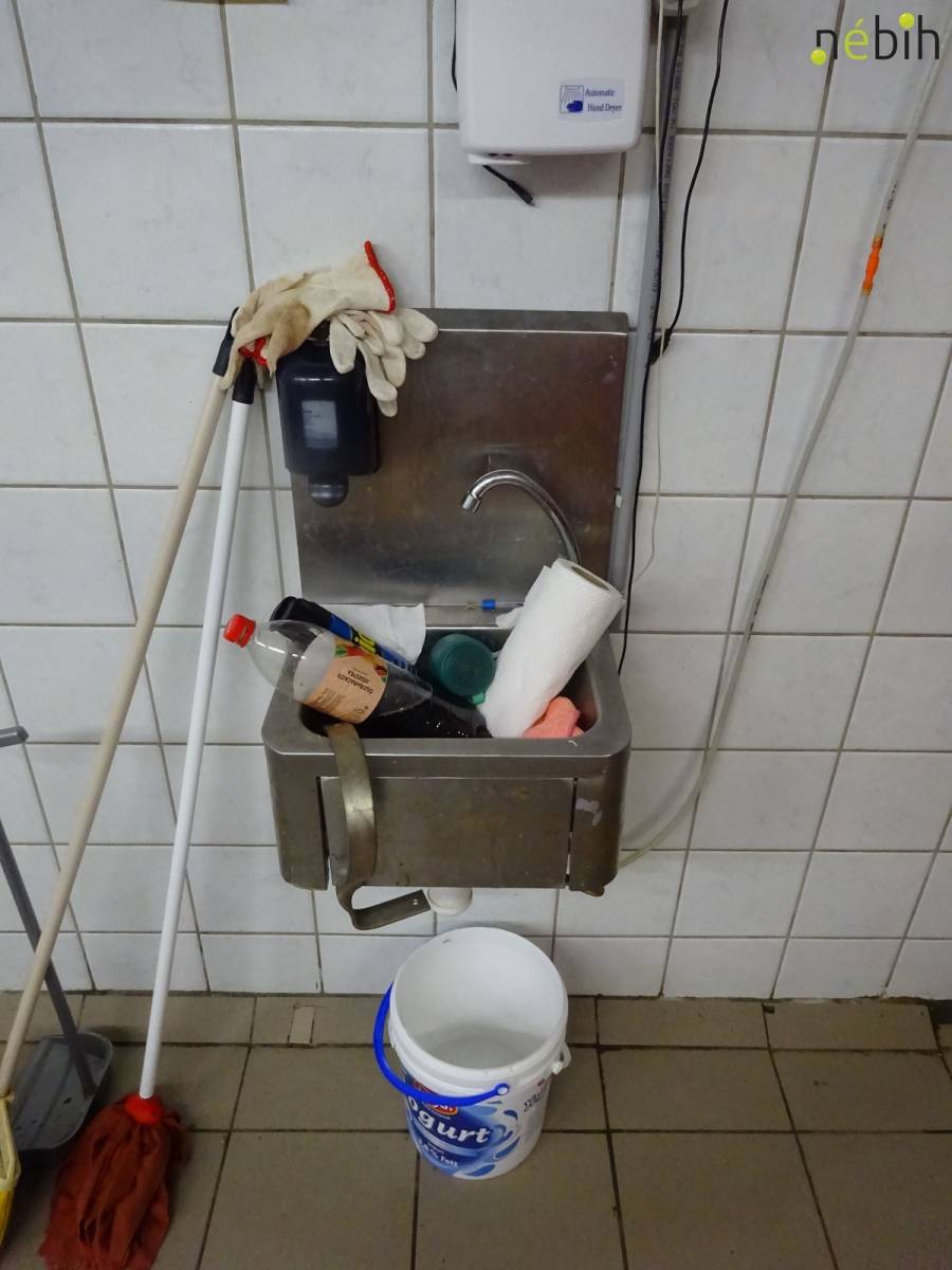 Gyrost és húspogácsát is előállító üzemet ellenőrzött a Nébih – felfüggesztették a működését