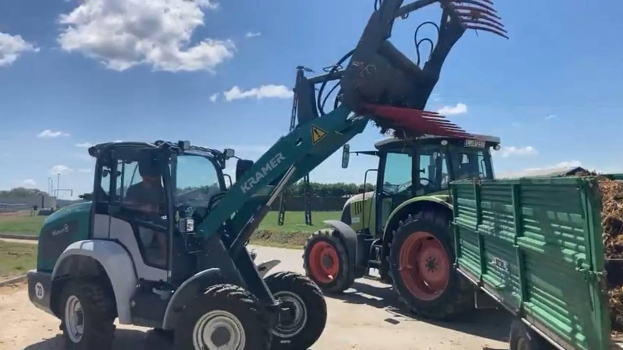 &Eacute;lesben: &iacute;gy teljes&iacute;t a Kramer KL25.5e elektromos rakod&oacute; egy szarvasmarha-telepen